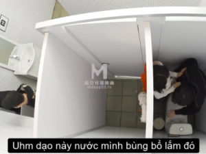 Chơi public em người yêu trong toa let công cộng cực sướng