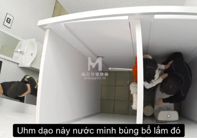 Chơi public em người yêu trong toa let công cộng cực sướng